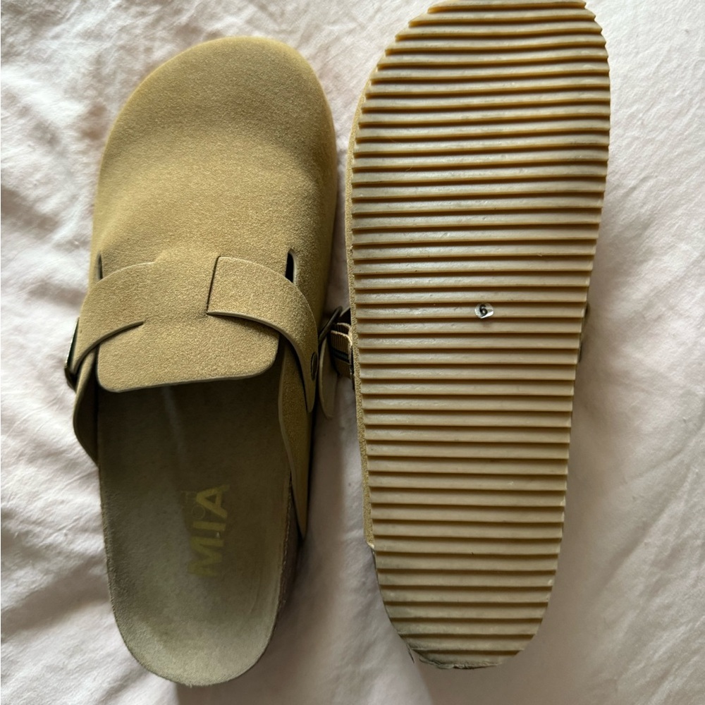 MIA clogs